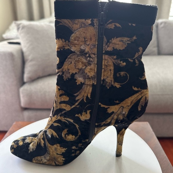 Casadei Velvet Boots Round Toe Size 7.5 Made In Italy 3.5” Heel - Picture 4 of 11